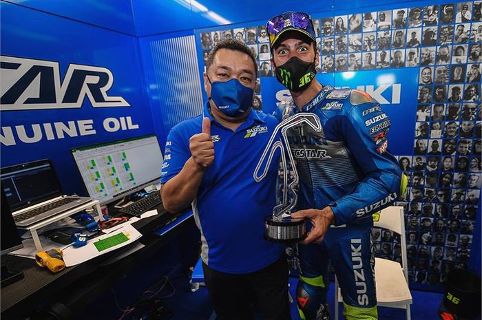 Pembalap Suzuki Ecstar, Joan Mir (kanan), dan Manajer Teknis Ken Kawauchi memamerkan trofi podium ketiga pada balapan MotoGP San Marino di Sirkuit Misano, Italia, 13 September 2020.