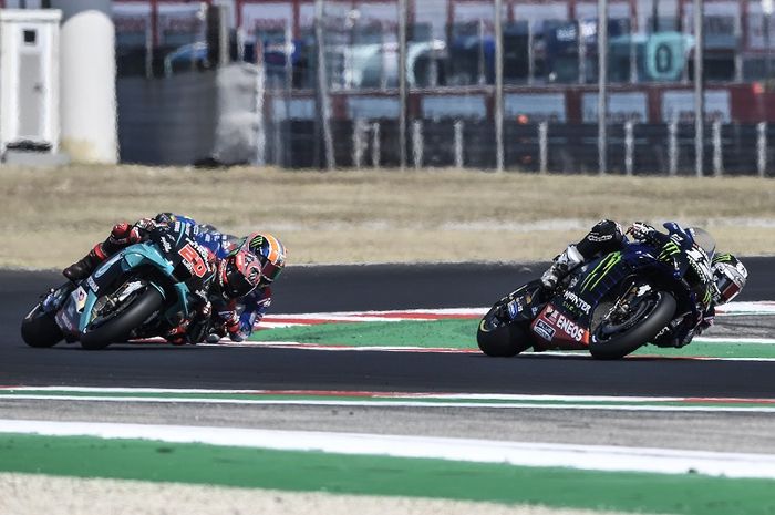 Pembalap Monster Energy Yamaha, Maverick Vinales, berada di depan Fabio Quartararo (Petronas Yamaha SRT) dan Alex Rins (Suzuki Ecstar) saat balapan MotoGP San Marino di Sirkuit Misano, Italia, 13 September 2020.