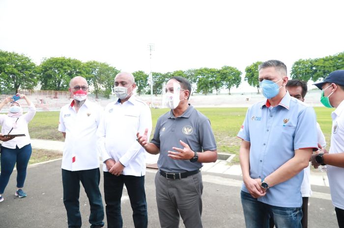 Menteri Pemuda dan Olahraga (Menpora), Zainudin Amali bersama wakil ketua umum PSSI, Iwan Budianto saat mengunjungi Stadion Gelora Bung Tomo, Surabaya.