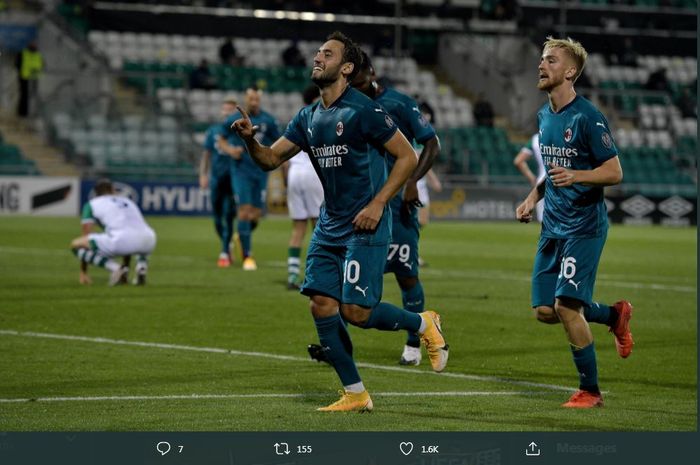 Hakan Calhanoglu merayakan golnya untuk AC Milan ke gawang Shamrock Rovers di Liga Europa.