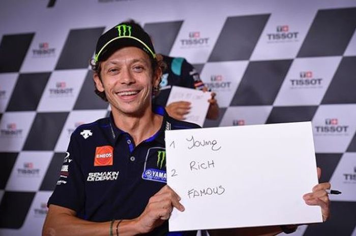 Pembalap Monster Energy Yamaha MotoGP, Valeninto Rossi, menunjukkan tulisan mengenai 3 hal yang berkaitan dengan dia pada sesi konferensi pers MotoGP Emilia Romagna 2020.