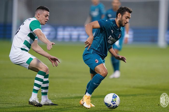 Hakan Calhanoglu saat mencetak gol saat    AC Milan bertandang ke kandang Shamrock Rovers, Stadion Tallaght, Dublin, Irlandia dalam laga babak kualifikasi kedua Liga Europa 2020-2021 pada Kamis (17/9/2020) atau Jumat dini hari WIB.