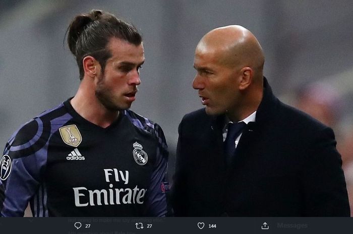 Pelatih Real Madrid Zinedine Zidane berbicara dengan Gareth Bale.