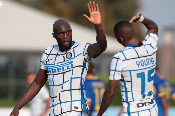 Romelu Lukaku dan Ashley Young dalam uji coba Inter Milan vs Carrarese, Jumat (18/9/2020).