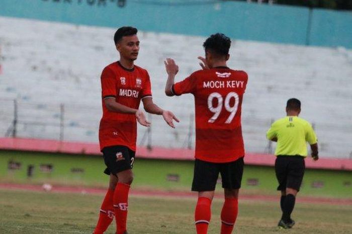 Make Aldo Maulidino (kiri) saat merayakan gol ke gawang Martapura FC, Rabu (16/9/2020) di Stadion Gelora Delta, Sidoarjo.