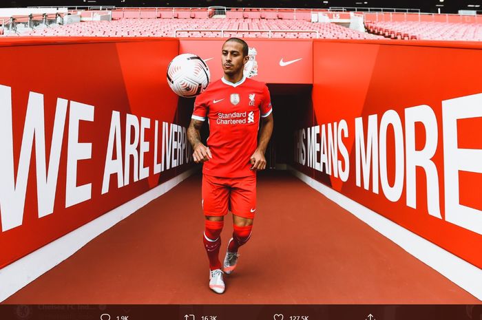 Rekrutan terbaru Liverpool, Thiago Alcantara, menjalani sesi pemotretan di Stadion Anfield.