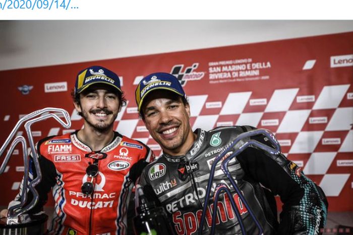 Francesco Bagnaia (kiri) dan Franco Morbidelli (kanan) berpose setelah meraih podium pada balapan MotoGP San Marino di Sirkuit Misano, Italia, 13 September 2020.