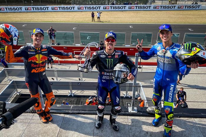 Dari kiri ke kanan, Pol Espargaro (Red Bull KTM), Maverick Vinales (Monster Energy Yamaha), dan Joan Mir (Suzuki Ecstar) di podium balapan MotoGP Emilia Romagna di Sirkuit Misano, Minggu (20/9/2020).