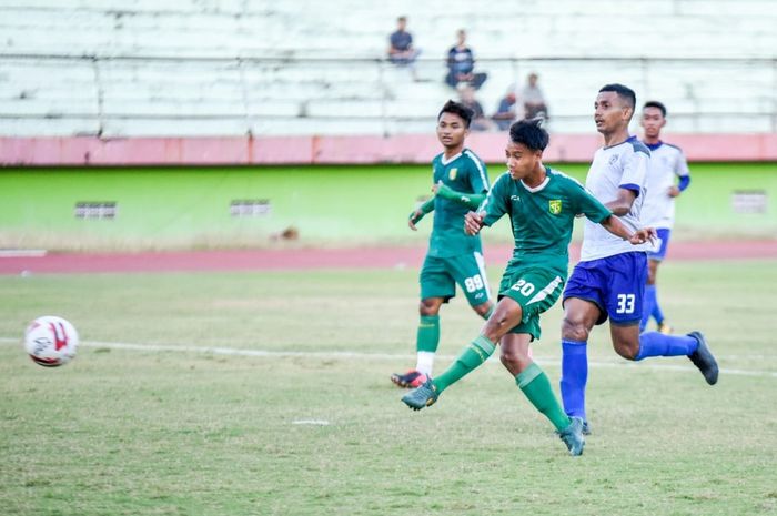 Akbar Firmansyah melakukan tendangan ke gawang Putra Sinar Giri yang berbuah gol kelima Persebaya pada laga uji coba Minggu (20/9/2020).