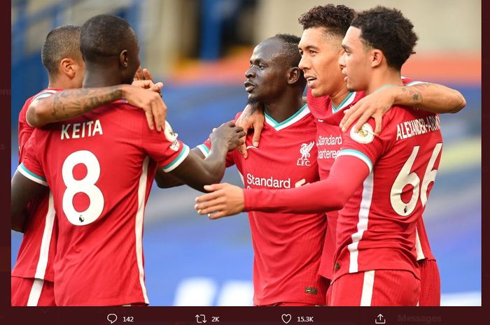 Sadio Mane (tengah) merayakan gol bersama rekannya dalam duel Liga Inggris antara Chelsea vs Liverpool di Stamford Bridge, 20 September 2020.