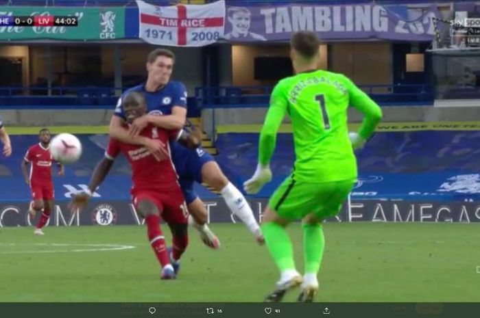 Striker Chelsea, Sadio Mane, dilanggar bek Chelsea dalam laga di Stamford BRidge, Minggu (20/9/2020).