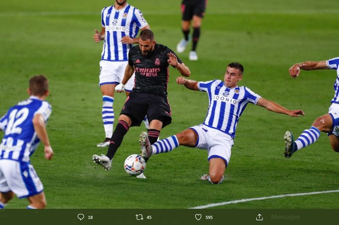 Karim Benzema melepaskan tembakan di tengah penjagaan ketat lawan dalam duel Liga Spanyol Real Sociedad vs Real Madrid, 20 September 2020.