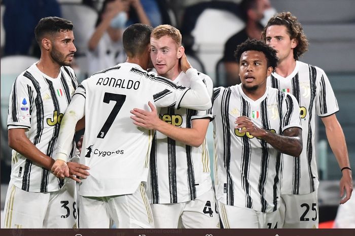 Winger anyar Juventus, Dejen Kulusevski disambut Cristiano Ronaldo dkk usai mencetak gol perdana dalam laga melawan Sampdoria pada pekan pertama Liga Italia 2020-2021, Minggu (20/9/2020).