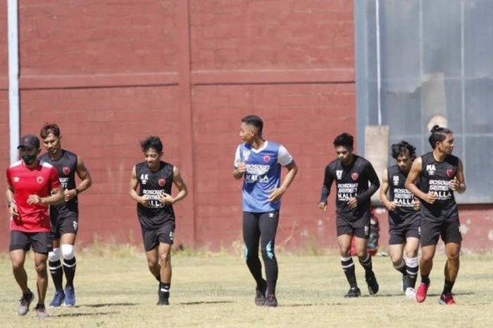 Latihan perdana PSM Makassar di lapangan Bosowa Sport Center (BSC), Makassar, Senin (21/9/2020)