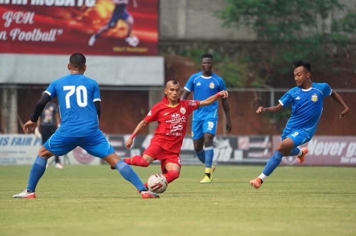 Pemain Persija Jakarta, Riko Simanjutan saat dihadang para pemain Bhayangkara FC dalam laga uji coba yang berlangsung di Lapangan SNN Depok, Jawa Barat, Rabu (23/9/2020).