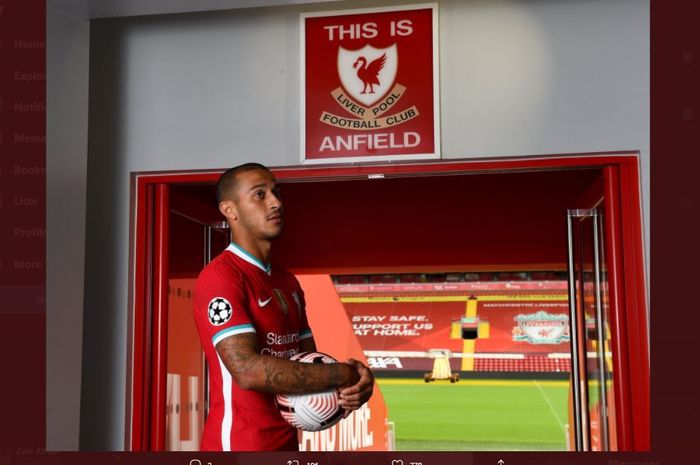 Thiago Alcantara berpose di dekat simbol This is Anfield saat diperkenalkan Liverpool sebagai pemain anyar.