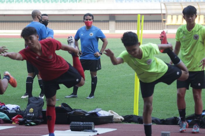 Pelatih timnas U-16 Indonesia, Bima Sakti, mengawasi para pemainnya dalam pemusatan latihan di Stadion Wibawa Mukti, Cikarang, Selasa (22/9/2020).