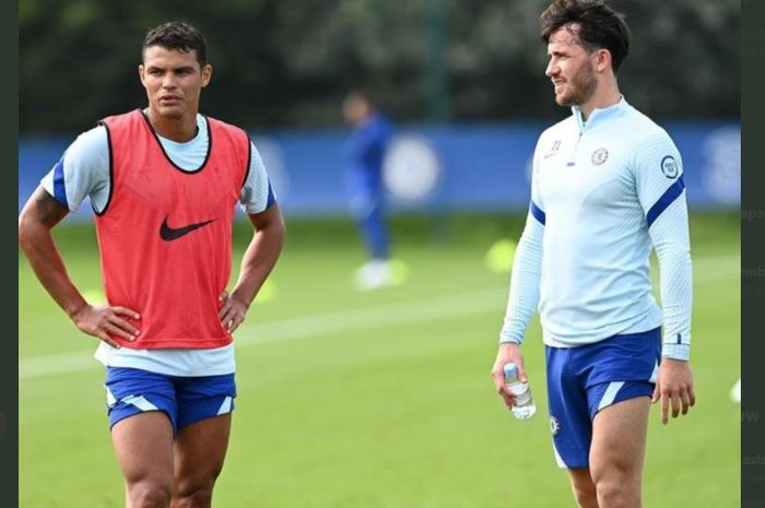 Thiago Silva (kiri) dan Ben Chilwell bersiap menjalani debut bersama Chelsea dalam laga Piala Liga Inggris kontra Barnsley, 23 September 2020.