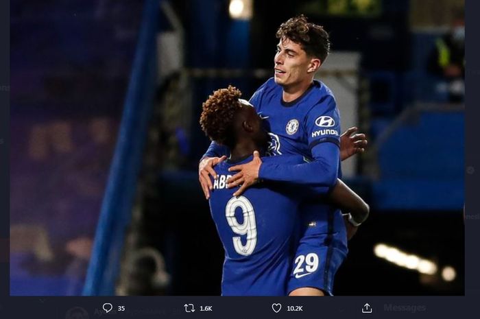 Kai Havertz memeluk Tammy Abraham setelah mencetak hattrick untuk Chelsea ke gawang Barnsley di Piala Liga Inggris, 23 September 2020.