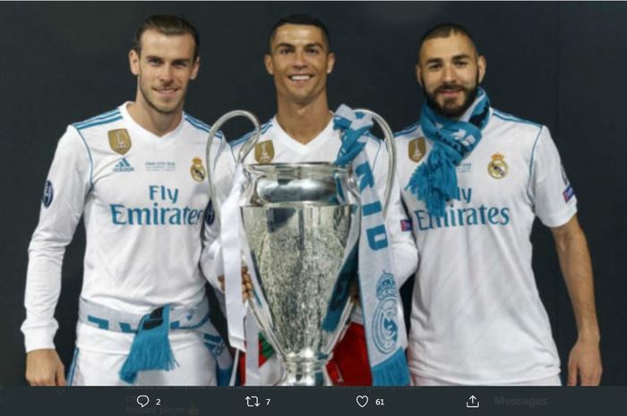 Cristiano Ronaldo diapit Karim Benzema dan Gareth Bale saat berpose dengan trofi juara Liga Champions.