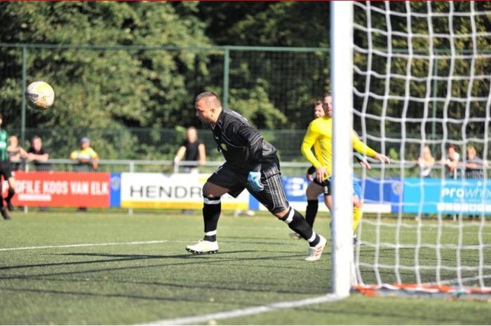 Aksi Jhonny van Beukering saat menjadi kiper di SC Veluwezoom.