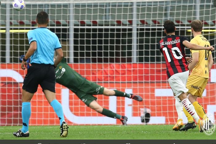 Hakan Calhanoglu mencetak gol dalam laga AC Milan kontra Bodo/Glimt di babak kualifikasi III Liga Europa, Kamis (24/9/2020) di San Siro.