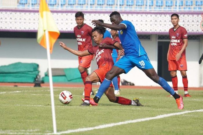 Laga uji coba Persita Tangerang melawan Bhayangkara FC di Stadion Sport Center, Sabtu (19/9/2020).