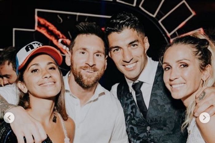 Lionel Messi dan Luis Suarez beserta pasangan masing-masing. 