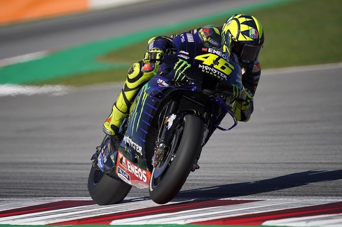 Pembalap Monster Energy Yamaha, Valentino Rossi, saat tampil pada sesi latihan bebas MotoGP Catalunya di Sirkuit Catalunya, Spanyol, 25 September 2020.