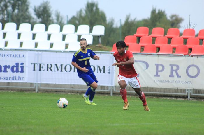 Stiker timnas U-19 Indonesia, Irfan Jauhari, saat melawan Bosnia Herzegovina