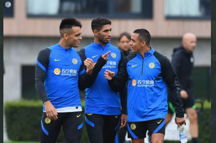 Achraf Hakimi (tengah) diapit oleh Lautaro Martinez dan Alexis Sanchez saat menjalani sesi latihan Inter Milan.