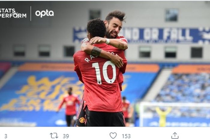 Bruno Fernandes memeluk Marcus Rashford usai memberi assit untuk gol kedua Manchester United ke gawang Brighton, Sabtu (26/9/2020) pukul 18.30 WIB. 