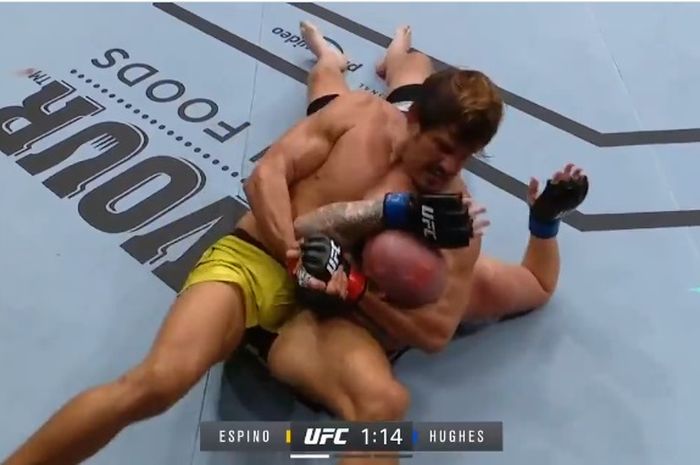 Juan Francisco Espino Dieppa, menang lewat kuncian dalam laga kelas berat UFC 253 melawan Jeff Hughes, Minggu (27/9/2020) WIB.