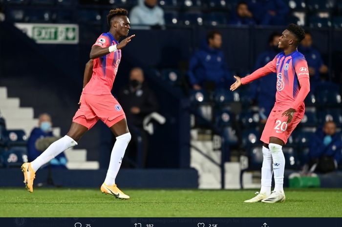 Momen penyerang Chelsea, Tammy Abraham, disambut Callum Hudson-Odoi, usai mencetak gol penyama kedudukan 3-3 kala melawan West Bromwich Albion, Sabtu (26/9/2020).