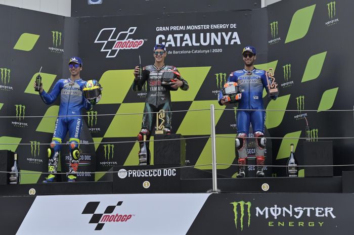 Dari kiri ke kanan, Joan Mir (Suzuki Ecstar), Fabio Quartararo (Petronas Yamaha SRT), Alex Rins (Suzuki Ecstar) di podium MotoGP Catalunya di Circuit de Barcelona-Catalunya, Minggu (27/9/2020).