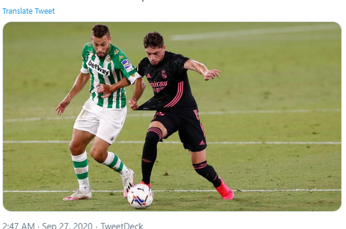 Gelandang Real Madrid, Fede Valverde (kanan) saat berduel dengan pemain Real Betis di laga pekan ketiga Liga Spanyol 2020-2021.