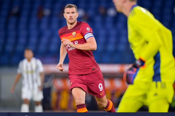 Striker AS Roma, Edin Dzeko, dalam laga melawan Juventus di Liga Italia, Minggu (27/9/2020) di Stadion Olimpico Roma.