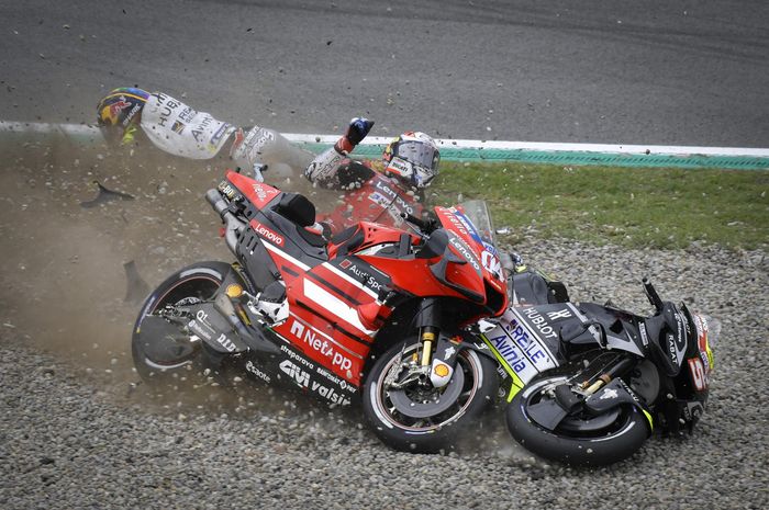 Pembalap Ducati, Andrea Dovizioso, seusai kecelakaan pada MotoGP Catalunya di Circuit de Barcelona-Catalunya, Minggu (27/9/2020).