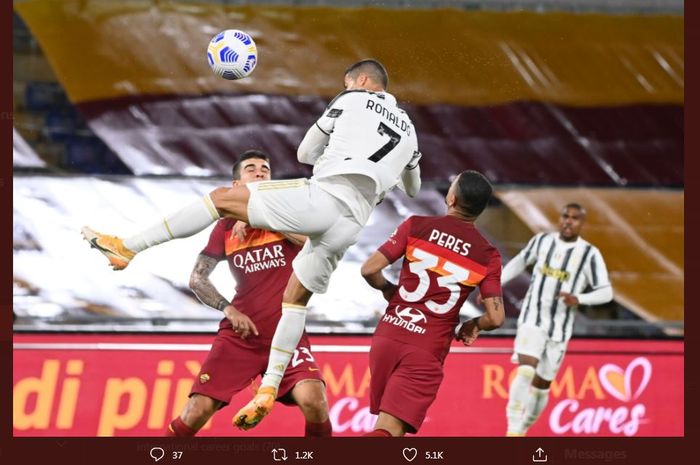 Cristiano Ronaldo mencetak gol sundulan untuk Juventus ke gawang AS Roma dalam lanjutan Liga Italia di Olimpico, 27 September 2020.