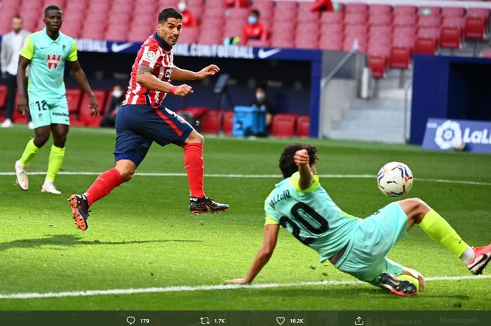 Luis Suarez mencetak gol untuk Atletico Madrid dalam laga melawan Granada.