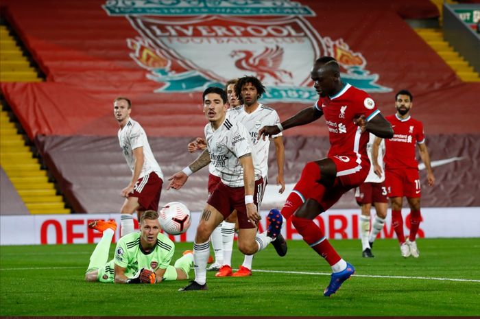 Momen terjadinya gol Sadio Mane ke gawang Bernd Leno pada laga Liverpool kontra Arsenal di Stadion Anfield, Senin (28/9/2020).