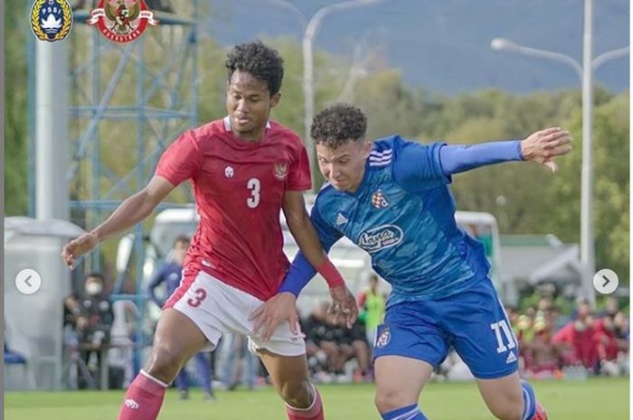 Pemain Timnas U-19 Indonesia, Bagas Kaffa berduel dengan salah satu pilar Dinamo Zagreb, 28 September 2020