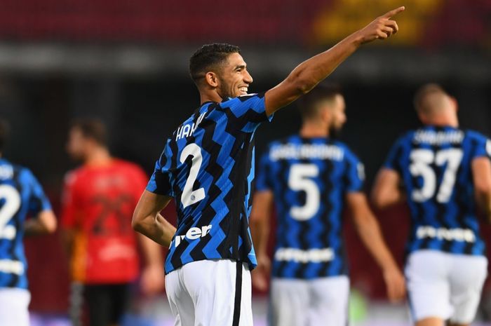 Bek kanan anyar Inter Milan, Achraf Hakimi, melakukan selebrasi usai mencetak gol perdananya kala timnya melawan Benevento pada laga tunda Liga Italia 2020-2021.