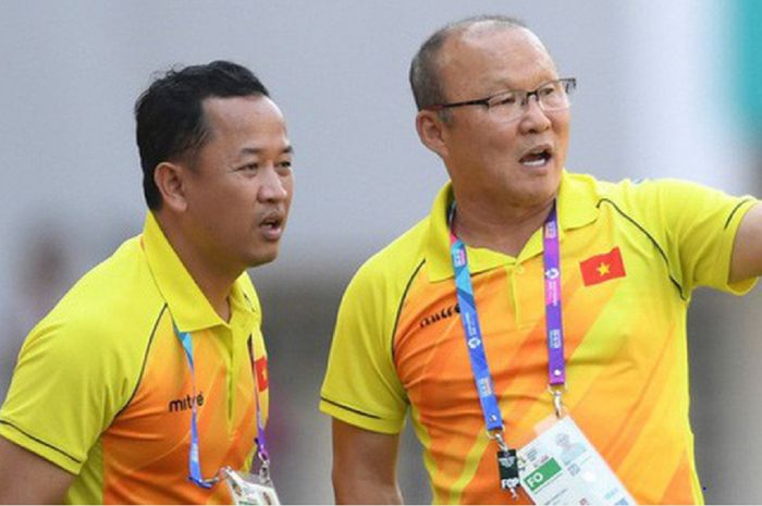 Pelatih Timnas Vietnam Park Hang-seo bersama asisten bahasa Le Huy Khoa. Park punya cara unik yang patut ditiru Shin Tae-yong.