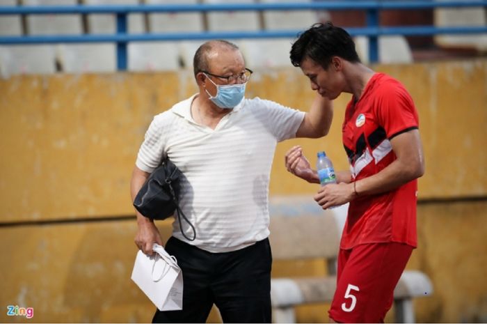 Pelatih Timnas Vietnam Park Hang-seo bersama Que Ngoc Hai. 