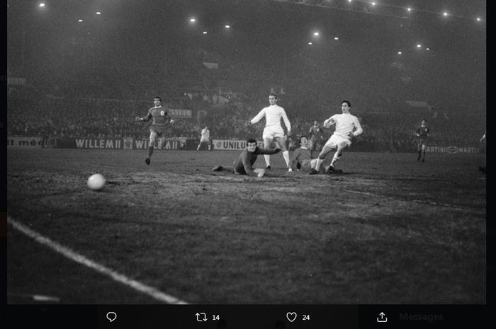 Johan Cruyff saat mencetak gol Ajax ke gawang Liverpool di laga Piala Champions 1966-1967.