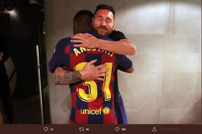 Kapten Barcelona, Lionel Messi, memeluk Ansu Fati.