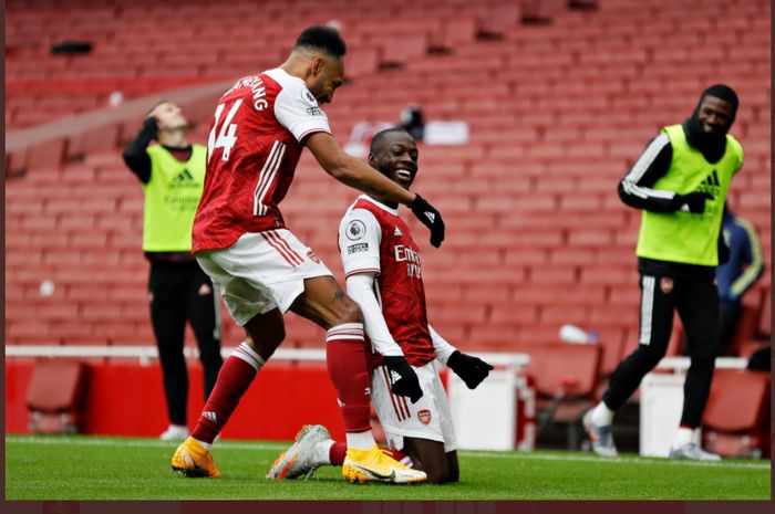 Nicolas Pepe, merayakan gol bersama Pierre-Emerick Aubameyang dalam laga Arsenal vs Sheffield United di Liga Inggris, Minggu (4/10/2020) di Emirates Stadium.