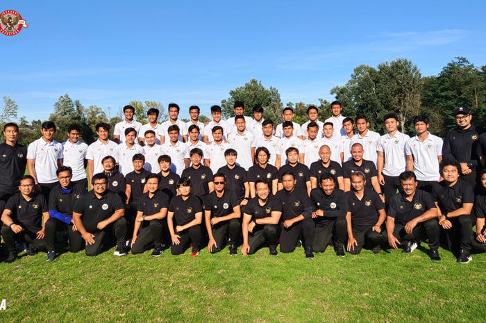 Pemain dan ofisial Timnas U-19 Indonesia melakukan foto bersama di Kroasia. 