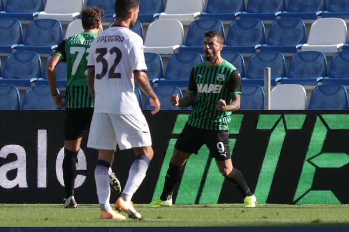 Selebrasi penyerang Sassuolo, Francesco Caputo, usai menjebol gawang Crotone dalam laga pekan ketiga klasemen sementara Liga Italia 2020-2021, Sabtu (3/10/2020) atau Minggu dini hari WIB.